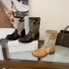 Estilo Novo Verão 2026 Botas de Cowboy Ocidentais Botas Martin Retro Britânicas com Fivela de Cinto Botas Curtas de Cano Médio com Bico Redondo Botas de Equitação para Mulheres