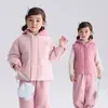 Tallas grandes y pequeñas de ropa exterior para niños, nueva colección de invierno 2026, unisex, diseño tres en uno, conjunto de chaqueta acolchada y chaleco