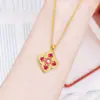 Aleación de Cobre Lujo Ligero Sentido de Gama Alta Diamante Rojo Rosa Trébol de Cuatro Hojas Colgante para Mujer Oro Simulado Hueco Filigrana Floral Cadena para Clavícula Regalo para Mejor Amiga