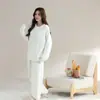 Ropa de casa para mujer estilo coreano de hilo floral multicolor, pijamas semi-terciopelo, disponibles en stock, se pueden usar para salir, con un tacto de alta gama para otoño e invierno