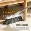 Un juego de escoba y recogedor, completo con un raspador para evitar que el pelo se pegue, es una combinación duradera y resistente que se puede personalizar