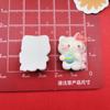 Gatito Feliz Rosa Brillante en Bicicleta Dibujo Animado Accesorios de Resina Tocado DIY Pasador Funda para Teléfono Móvil Pegatina para Vaso de Agua