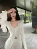 Camiseta Preta de Manga Longa com Decote V e Fenda para Mulheres, Roupa de Baixo para Outono com Design Estiloso, Corte Justo, Valoriza a Figura e Top Particularmente Bonito que Marca a Cintura