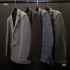 Sala de Modelos de Ropa Suave para Hombres Vestuario Estilo Italiano Sencillo Chaqueta de Traje para Hombres Exhibición de Accesorios Armario Decoración