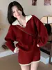 Conjunto super popular e bonito para outono e inverno, um conjunto completo para o Ano do Zodíaco e Ano Novo, conjunto de duas peças de suéter e saia vermelhos em café e azul marinho