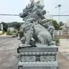 Um par de grandes ornamentos de qilin em ardósia esculpida em pedra para entrada de villa, empresa, hotel, fábrica e pátio, feitos de pedra natural