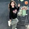 Sudadera casual de forro polar con cuello redondo para niñas, nuevo estilo otoño/invierno 2026, top tipo pullover de moda con estampado de corazón para niños mayores