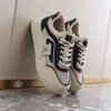 Tenis blancos en oferta por tallas limitadas, tenis de malla hueca transpirables de moda para mujer, zapatillas deportivas ultraligeras antideslizantes para mujer 2026 verano