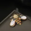 Broche de abeja venta caliente transfronteriza joyería de moda europea y americana al por mayor aleación diamante pasador de solapa suministro de fábrica