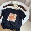 Camiseta de manga corta con estampado de dibujos animados para mujer, estilo coreano de verano, con dobladillo anudado, fruncida, corte holgado, adelgazante, mangas caídas, top versátil
