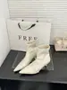 []Chegada Nova Outono/Inverno 2026 Bico Fino Salto Agulha Estilo Europeu e Americano Botas de Cano Curto Femininas Patchwork Botas de Moda