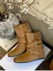 Botas de tornozelo super populares de camurça com bico redondo, estilo coreano, para mulheres, para o outono de 2026, com palmilhas ocultas para aumentar a altura, botas Martin retrô