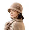 Conjunto de três peças para mãe para outono e inverno: novo chapéu de tricô floral com pelo de coelho, cachecol e luvas para aquecimento e proteção das orelhas