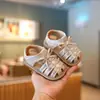 Sandálias de Dedo com Lantejoulas para Bebê Menina 2026 Novo Estilo de Verão Sapatos Confortáveis Respiráveis com Solado Macio Sapatos de Princesa para Menina Pequena