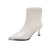 Botas Curtas Femininas para Todas as Estações com Bico Fino Aumentador de Altura em Marrom, Ajuste Slim, Novas Botas Femininas de Salto Médio da Moda