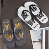 Nuevas chanclas para hombre, pantuflas antideslizantes y resistentes al desgaste para interiores, zapatos planos simples para exteriores para bañarse, zapatos de playa modernos de verano