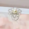 Hebilla de Bufanda de Flor de Perla Simple de Venta Caliente Europea y Americana 2025 Hebilla de Bufanda de Seda con Pedrería Hebilla de Chal de Tres Anillos Joyería para Mujer de Doble Uso