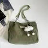 Bolsa tote de veludo estilo coreano de grande capacidade para mulheres, com detalhes de corrente e um pingente em formato de nuvem, adequada para estudantes e pessoas que se deslocam para o trabalho.