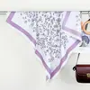 Lenço de Seda Floral Suave em Tons de Roxo com Design de Borda Contrastante, Lenço Quadrado 90, Lenço Decorativo Elegante de Seda Falsa para Primavera e Verão Atacado