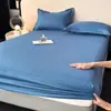 Juego de tres piezas de sábana de cama de color sólido cepillado Amazon transfronterizo, funda protectora a prueba de polvo para colchón antideslizante de cobertura completa