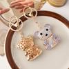 Llavero de metal con colgante de oso y bolsa de diamantes creativo, accesorio para coche, bonito regalo pequeño al por mayor