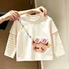 Nova Coleção Primavera/Outono 2026: Camiseta Doce de Borboleta para Meninas, Top Listrado de Desenho Animado Elegante de Manga Longa com Design Falso de Duas Peças
