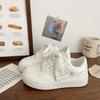 Zapatos blancos pequeños estilo Hong Kong Xiaozhong originales nuevo diseño primavera 2025 versátiles de suela gruesa moda estudiante deportivos casuales