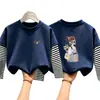 Camiseta de Manga Longa para Meninas Estilo Primavera/Outono 2026 Nova Camada de Base Estilosa para Crianças Top de Algodão Puro Top Falso Duas Peças