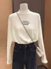 Camiseta interior blanca engrosada para mujer con hombros rectos, tejido de terciopelo alemán cepillado, cuello semi-alto, manga larga, adecuada para usar en otoño