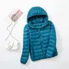 Em Estoque Inverno 2025 Versão Coreana Nova Jaqueta de Penas Ultraleve para Mulheres, Com Capuz Curta Slim-Fit Tamanho Plus Tendência