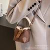 Bolso Cubo de Mano de Lana de Cordero, Bolso Pequeño Retro para Mujer, Nuevo Bolso Cruzado Versátil 2026, Bolso de Hombro Mate para el Trabajo