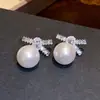 Pendientes de Copo de Nieve de Zircón y Perla Estilo Francés Suave de la Princesa Fugitiva, Pendientes de Moda y Exquisitos con un Toque de Lujo Ligero y de Alta Gama para Mujeres