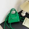 Bolso sencillo de estilo occidental para mujer 2022 otoño nueva moda bolso de mano con remaches personalidad ins hombro cruzado bolso de motocicleta