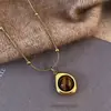 Collar con colgante de ojo de tigre en capas estilo retro para mujer, una cadena para la clavícula de doble hebra ligera y lujosa, perfecta para el verano, añadiendo un toque de sofisticación a los suéteres