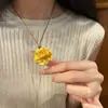 Colgante Estéreo Flor de Peonía Grabado en Arena Dorada Antigua Mismo Estilo Tienda de Oro Latón Chapado en Oro Cadena para Suéter de Mujer Cepillada