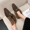 Chinelos peludos para exterior com fivela de metal e bico quadrado 2026 novo estilo outono e inverno quentes preguiçosos de sola reta com bico fechado de algodão