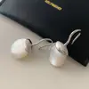 Pendientes Redondos de Nácar Blanco Natural 2026 Nuevo Estilo Popular Ganchos de Oreja de Gama Alta Pendientes Simples Elegantes Únicos Hermosos