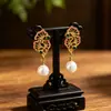 Nuevos aretes de perla y esmalte rosa estilo chino de ginkgo, aretes vintage de estilo nacional con zircón esmeralda hueco tallado, elegantes y ligeros