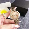 Relógio europeu e americano de luxo leve com pulseira de aço cravejada de diamantes e mostrador com logo grande, relógio feminino de quartzo moderno, relógio de presente de aniversário