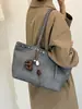 Bolsas de mano retro de nicho al por mayor transfronterizas para mujer 2026 nuevo gran capacidad remache para ir al trabajo bandolera individual para el hombro de moda