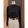 Camiseta interior blanca engrosada para mujer con hombros rectos, tejido de terciopelo alemán cepillado, cuello semi-alto, manga larga, adecuada para usar en otoño