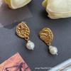 Pendientes metálicos de perla de agua dulce repujados estilo palacio retro francés, aguja de plata, nicho, lujo ligero, pendientes asimétricos