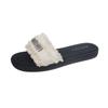 Sandalias planas de playa con diamantes de imitación de estilo francés Chanel para mujer, atuendo de verano 2024.