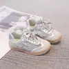 Sapatos Femininos 2026 Chegadas de Verão Sapatos Esportivos Infantis Forrest Gump Sapatos para Crianças Maiores Malha Respirável com Laço Tênis de Corrida Branco