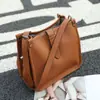 Nova Bolsa Feminina de Couro Europeia e Americana Outono e Inverno 2025 Bolsa de Couro Tipo Balde de Grande Capacidade Moda Versátil para o Dia a Dia Ombro Transversal
