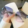 Nuevas Gafas de Sol Sin Marco, Gafas de Corte de Lujo Ligero, Gafas de Sol de Marco Grande Retro a la Moda, Gafas de Sol con Cadena para Mujer