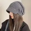 Gorro de punto para mujer con estampado de letras y circunferencia de cabeza grande, versátil suéter fino estilo coreano para principios de otoño, gorro para clima frío, gorra protectora para los oídos