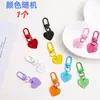 Chaveiro Criativo de Laço Oco de Liga com Etiqueta de Coração Colorida Pingente DIY Charme de Bolsa de Coração Feminino