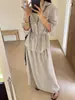 Conjunto de camisa de trabajo casual estilo minimalista de rayas finas con cuello de solapa y top de manga larga de un solo botón, combinado con una falda midi con cinturón