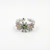 El encanto floral de pleno verano es exquisito, con una artesanía de diamantes completa, un tacto de alta gama y flores de circonita brillantes.. Este anillo versátil y fresco para mujer es versátil y elegante